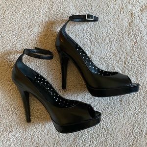 Bakers Shoes “Tabby” Mary Jane Peep Toe Heels